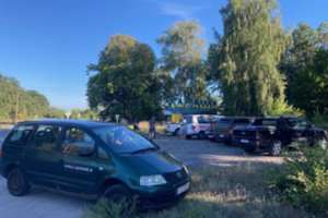 Lietuvos medikų iniciatyva: gabenami automobiliai Ukrainos kariams ir civiliams