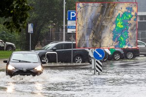 Lietuvos link juda galinga porcija lietaus – praneša, kam jo klius daugiausia