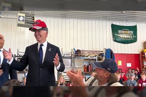 Renginio metu J. Bidenas užsidėjo kepurę su užrašu „Trump 2024“: paaiškino, kodėl taip pasielgė