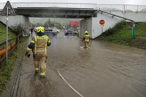 Dėl gausių kritulių bei potvynių įspėjami ir lenkai: dalyje šalies paskelbtas aukščiausias pavojaus laipsnis