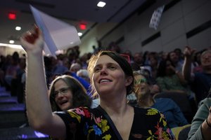 Paskelbtos 2024-ųjų IgNobelio premijos: nuo balandžių raketose iki girtų kirmėlių