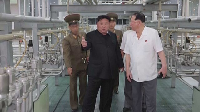 Šiaurės Korėja parodė vaizdus iš urano sodrinimo gamyklos: inspektavo pats Kim Jong Unas