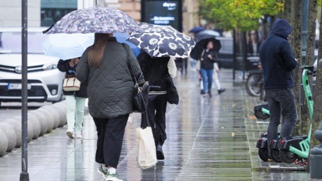 Savaitgalį nesinorės kišti nosies iš namų: niūrų ir lietingą orą lydės perkūnija