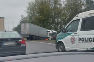 Kelyje Kaunas–Marijampolė nuo kelio nuvažiavo vilkikas: pranešama apie susidariusią spūstį