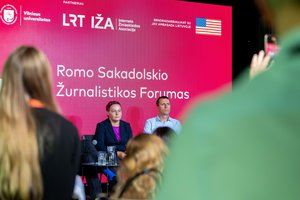 Jau ketvirtą kartą žurnalistams įteikti prestižinio Romo Sakadolskio žurnalistikos forumo apdovanojimai