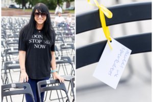 Katedros aikštėje – jautri „Mamų unijos“ iniciatyva su 528 tuščių kėdžių: prisijungė ir žinomi žmonės