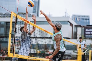 Lietuvos paplūdimio tinklinio čempionatas startavo favoritų pergalėmis