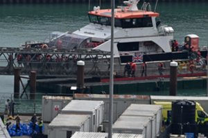 Aštuoni migrantai žuvo mėgindami valtimis perplaukti Lamanšo sąsiaurį