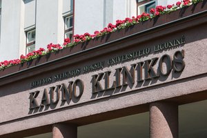 Prienų rajone iš važiuojančio automobilio iššoko vyras – jis gydomas Kauno klinikose