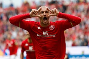 Vokietijos „Bundesligoje“ – įvarčių bei kortelių gausa, buvo ištraukta ir raudona