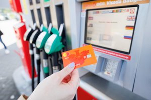 Geros žinios gyventojams: degalai ir biokuras Lietuvoje – pigiausi Baltijos šalyse