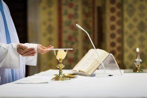 Lenkijoje buvęs kunigas, kaltinamas patarnautojų seksualiniu išnaudojimu, nuteistas 12 metų kalėti