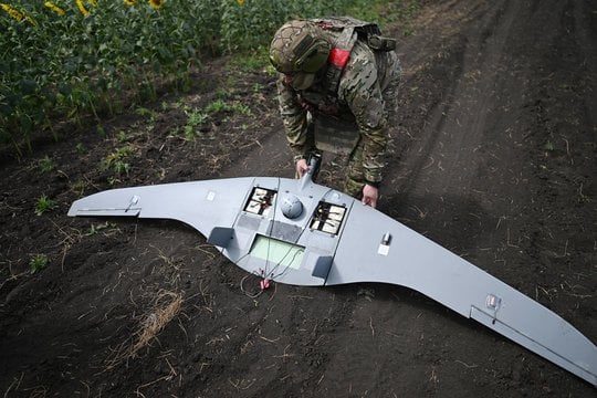 Rusų dronui nukritus Latvijoje – įvertino grėsmę Lietuvai: atsakė, kokiu atveju būtų galima numušti