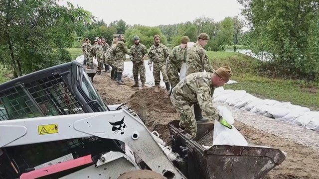 Vengrija pluša ir ruošiasi potvyniui: smėlio maišais stato užtvanką, V. Orbanas atideda darbus