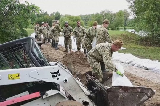 Vengrija pluša ir ruošiasi potvyniui: smėlio maišais stato užtvanką, V. Orbanas atideda darbus