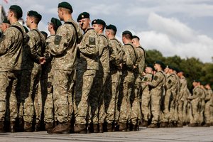 Išsiskyrė partijų nuomonės, kada galėtų būti įvestas visuotinis šaukimas: dauguma mato galimybę jį pradėti nuo 2030 m.