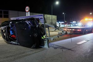 Magistralėje ties Grigiškėmis apvirto automobilvežis: dėl avarijos ribojamas eismas