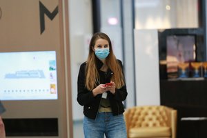 Europoje plinta nauja COVID-19 atmaina: užsikrėtimą išduoda 4 simptomai