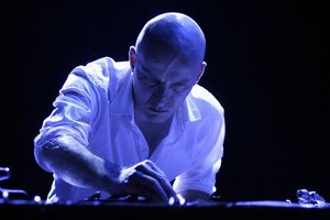 Prancūzų elektroninės muzikos įžymybė Franck Vigroux pasirodys Vilniuje: naujas audiovizualinis kūrinys pasižymi neeiliniu intensyvumu