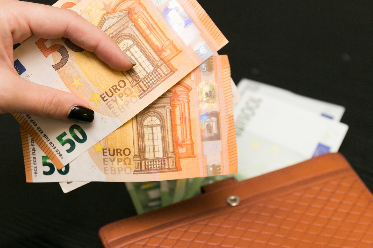 Tris vilniečius apgavę sukčiai į savo kišenes susižėrė per 50 000 eurų.