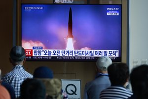 Seulas: Šiaurės Korėja į Japonijos jūrą paleido keletą balistinių raketų