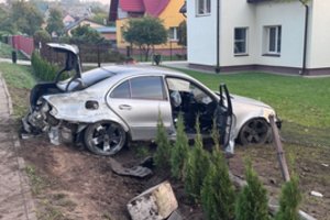 Prienuose girtas „Mercedes-Benz“ vairuotojas „šlavė“ viską, ką sutiko pakeliui