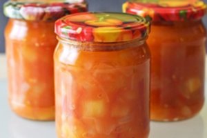 Nuostabi daržovių mišrainė žiemai – idealiai tiks prie mėsos patiekalų ar tiesiog su duona