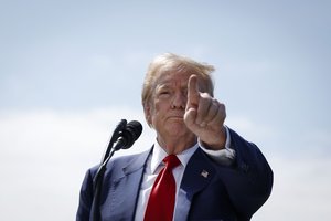 D. Trumpas užsiminė, kad JAV centrinis bankas sumažindamas palūkanas „žaidžia politinius žaidimus“