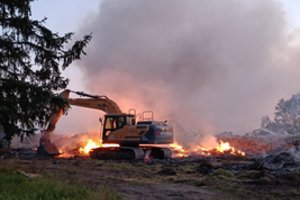 Kėdainių r. kilusį didžiulį gaisrą gesino ir ekskavatoriais: dūmų kamuoliai buvo matyti iš toli