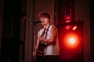 Dovi Mi pristato naują kūrinį „Opelio Gale“