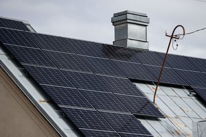 Molėtų rajone degė namas – gaisrą sukėlė saulės elektrinės energijos kaupikliai