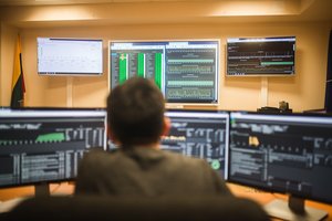 Jei taip nutiktų, Lietuvoje kiltų panika ir chaosas – ekspertas atsakė, ar tikrai galėtų dingti ryšys ir elektra