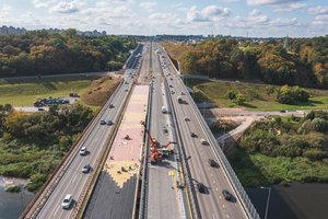 Dėl dingusių eismo juostų prie „Megos“ kelininkai pateikė rekomendacijas, kaip važiuoti