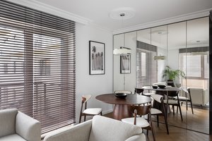 Elegantiškas ir šiltas interjeras, kurį įkvėpė amžiaus vidurio modernizmas