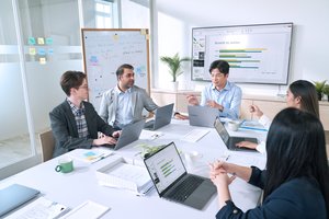 Dirbtinio intelekto technologijos verslui: „ASUS“ pristato komercinių nešiojamųjų kompiuterių „ExpertBook P“ seriją IFA 2024 parodoje