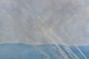 Izraelio kariuomenė: „Hezbollah“ į Izraelį paleido apie 90 raketų