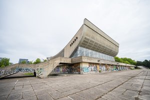 Vilniuje – nevaikiški paauglių žaidimai: sumanė palaipioti ant avarinio Sporto rūmų pastato, girdėjosi sprogimai