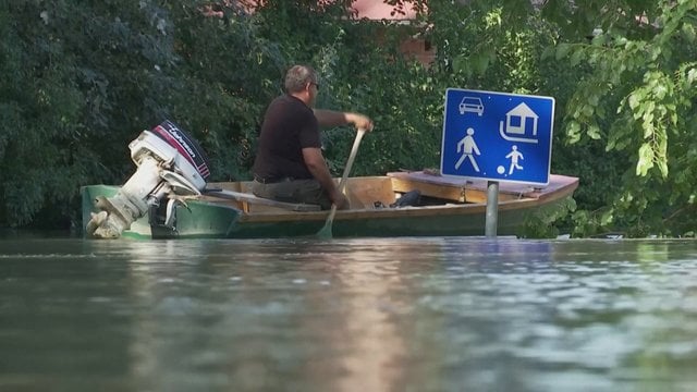 Dėl potvynių gyventojai Vengrijoje priversti plaukioti valtimis: liūtys skinasi kelią link Serbijos ir Kroatijos