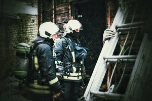 Savaitgalį ugniagesiai liejo prakaitą gesindami ūkinius pastatus, gelbėjo šunį ir danielių