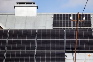 Liepsnojančios saulės elektrinės: ekspertas nori įspėti gyventojus