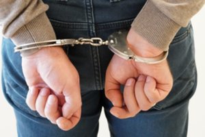 Gerokai apgirtęs klaipėdietis ne tik neišskrido į Londoną, bet oro uoste dar prisidarė rimtų bėdų