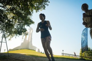 Bėgimo varžybos prie Trijų kryžių kalno šiemet ypač traukia šeimas su vaikais