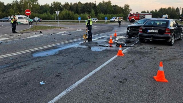 Vaizdai iš įvykio vietos: Vilniaus r. susidūrus trims automobiliams, buvo užblokuotas eismas