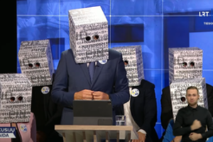 Seimo debatuose A. Zuokas su bendražygiais prisistatė neįprastai: ant galvų užsidėjo kartonines dėžes