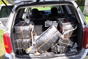 Su įkalčiais sprukęs kontrabandininkas nuo pasieniečių pasislėpė krūmuose netoli savo automobilio
