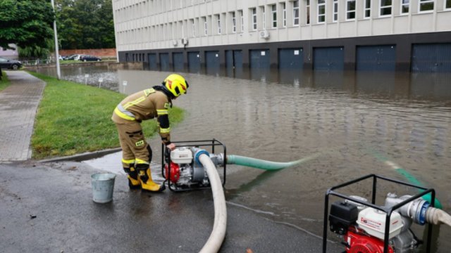 Lenkija toliau kovoja su potvynių padariniais: žala gali siekti milijardus