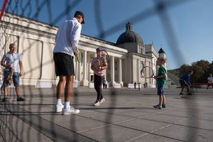 Teniso treniruotėse prie Vilniaus Katedros – pusė tūkstančio žmonių
