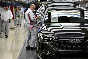 Gandai dėl uždaromos „Audi“ gamyklos: į nuosavybę pretenduoja kinai?