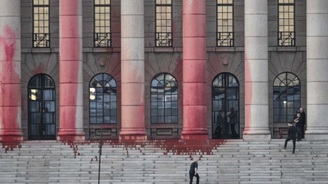 Protestuotojai raudonais dažais nudažė Suomijos parlamentą: išreiškė nepasitenkinimą durpių gavyba