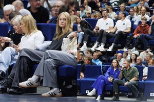 „Wolves“ rungtynių pirmose eilėse – Lietuvos įžymybės: pasirodė ir ką tik apie skyrybas prabilusi I. Martinkėnaitė